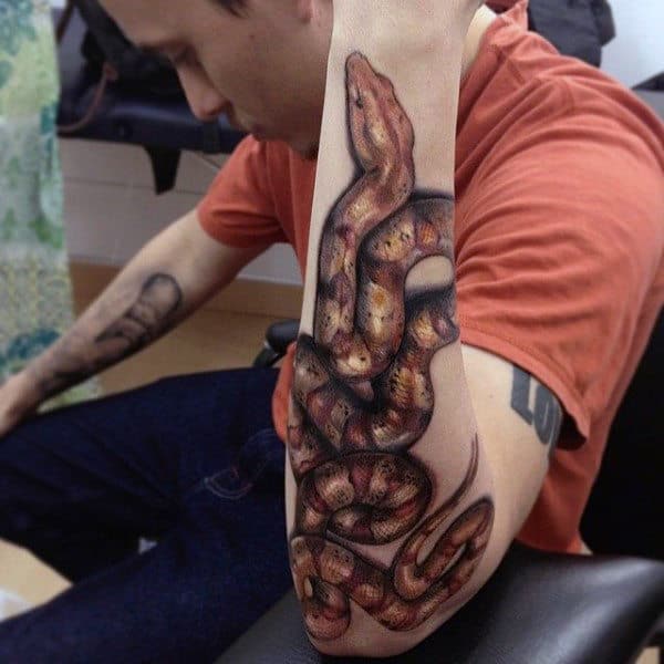 Tatuagem masculina no braço